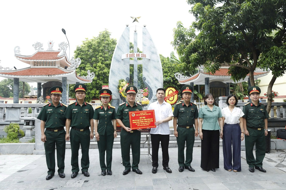 Tổng cục Công nghiệp Quốc phòng tổ chức tri ân tại phường Xuân Phương (Hà Nội)